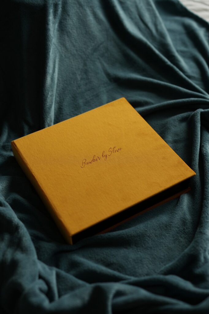 Album boudoir à couverture en velours moutarde, gravé Boudoir by Steve