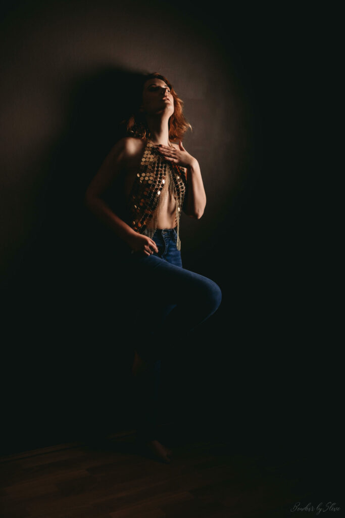 Femme assise dans la pénombre, éclairée par une lumière douce