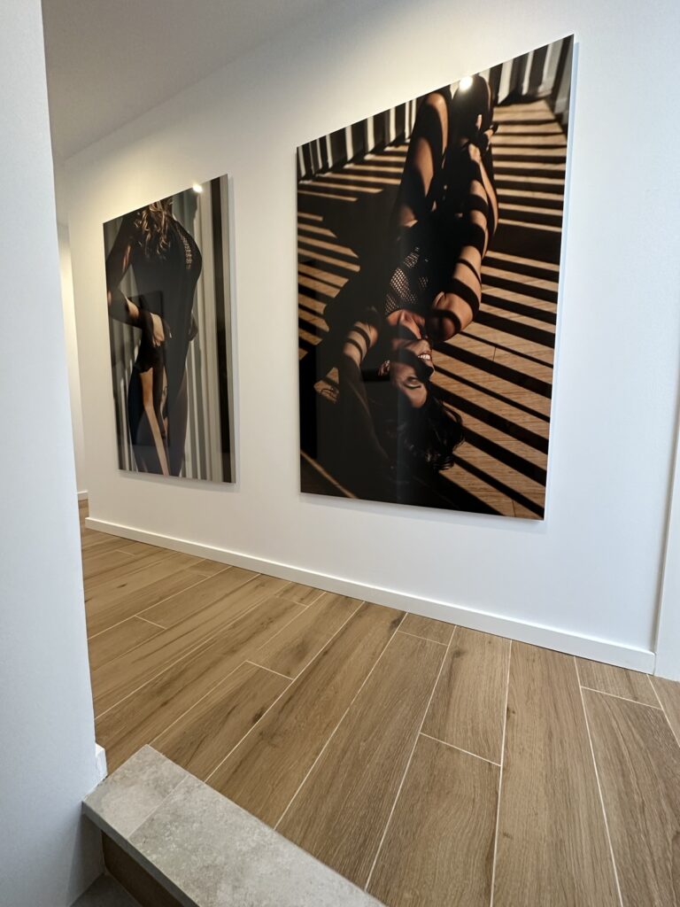 Deux wall arts boudoir imprimés sur Alu Dibond, accrochés dans un couloir